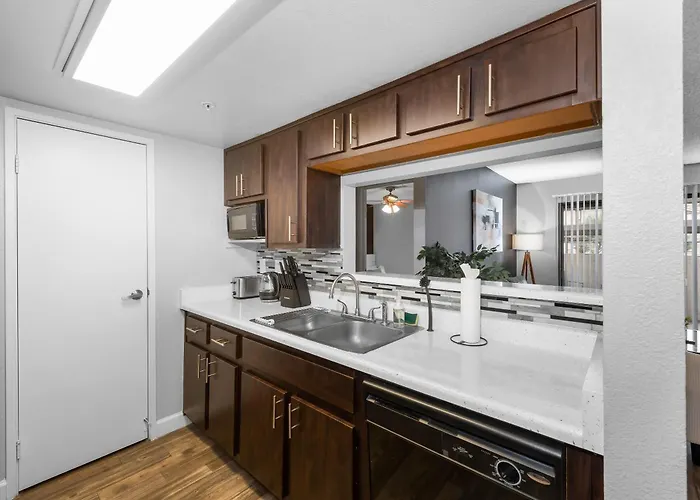 Retreat Near Asu - 2br Pool & Gym Tempe