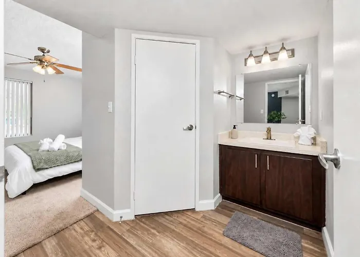 Retreat Near Asu - 2br Pool & Gym Apartment Tempe