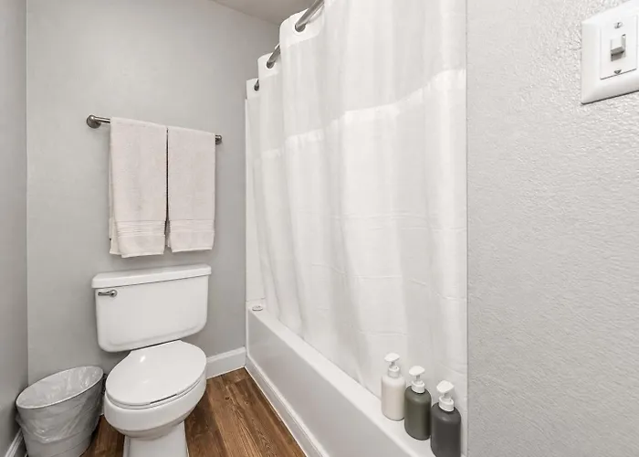 Retreat Near Asu - 2br Pool & Gym Apartment *